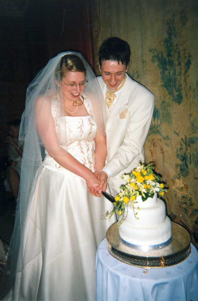 Charlotte & Tom cutting cake