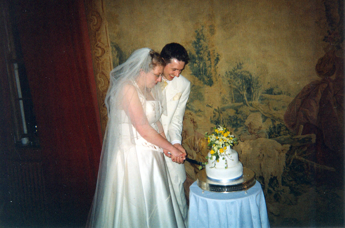 Charlotte & Tom cutting cake